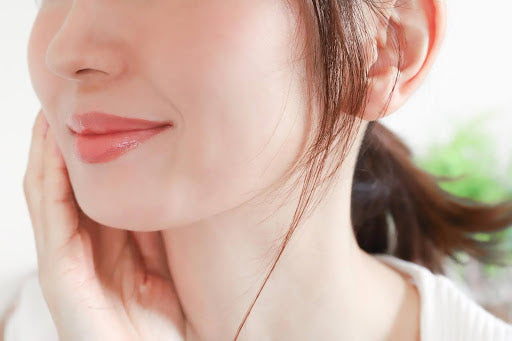 【薬学博士監修】フェイスラインのニキビが治らない!原因や対策を解説