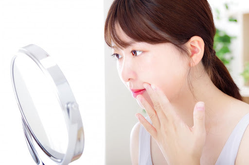 【薬学博士監修】鼻の下にニキビができる5つの原因!正しいケアで早く治そう